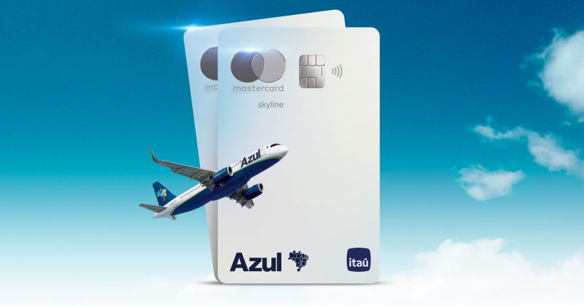 Detalhe do cartão Azul Skyline Mastercard Black exibindo o chip e contatos